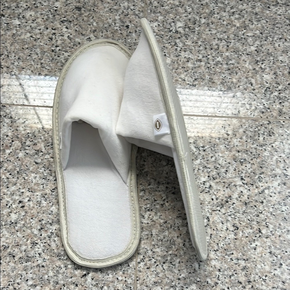 $8 or 2/$12 NWOT Intercontinental Hotel with side logo tag slipper Size 11”
